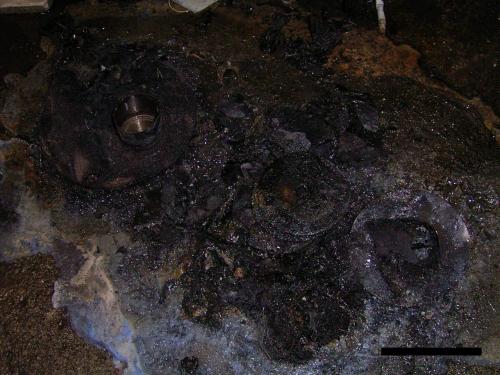 事例2の現場写真。09年3月に大阪市内の屋内車庫で発生した。主材と硬化剤をかき混ぜてから38分後に出火した。（写真：大阪市消防局）