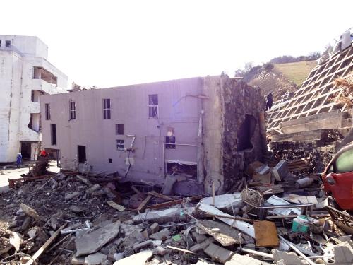 宮城県女川町では津波で倒壊したRC造の建物が多かった　（写真：日経アーキテクチュア）