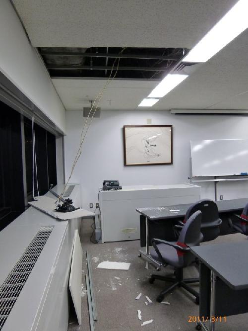工学院大学新宿キャンパスの構内。天井板が落下した模様（写真：工学院大学）