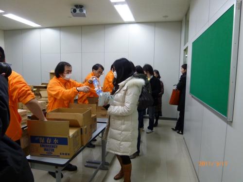 工学院大学の4階で、学内の待機者や帰宅困難者に備蓄品を配布する（写真：工学院大学）