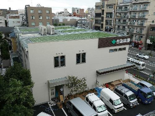 スナゴケを使った屋根緑化システムの施工事例（写真：住友林業）