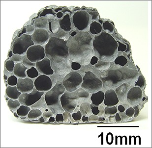 発泡金属材料の断面と気孔構造（写真：NEDO）