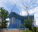 湾岸エリアで施工が進む超高層マンション「スカイズタワー＆ガーデン」。竣工予定は2014年8月。13年6月に撮影した（写真：日経アーキテクチュア）