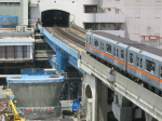 閉店した百貨店建物内の渋谷駅に列車が入っていく銀座線の高架橋。新しいホームを支えることになる橋脚1基が4月に完成した（写真：ケンプラッツ）