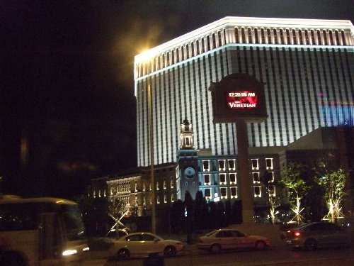 ベネチアン・マカオ・リゾートホテルの外観。深夜もひっきりなしに各地からのシャトルバスが訪れる（写真：KEN-Platz ）