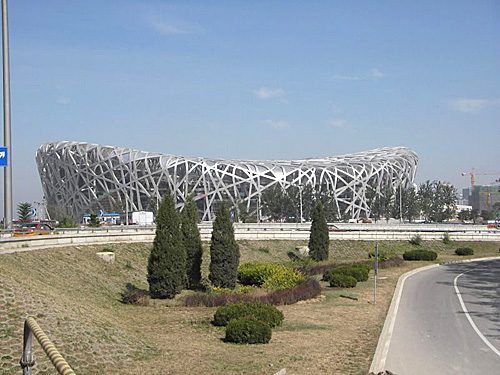 北京オリンピックのメーンスタジアム。表面を覆う網状の構造体は、実際に目にすると写真以上の迫力がある。竣工前からすでに北京の観光名所になっているが、関係者以外近づくことはできない。
