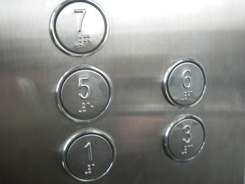 　エレベータの階数ボタンにも4階はない。以前は日本でも集合住宅の階数表示に4を使わない習慣があったそうだ。