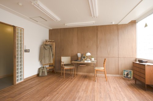 アイエスビルのオフィス改修例。床をスギのフローリングに変更するなど、木材を多用した
