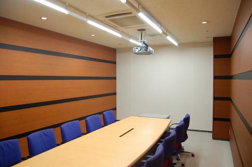 開発した吸音フィルムをけい酸カルシウム板（ケイカル板）に張ったパネルを壁に設置した会議室（写真：日経アーキテクチュア）