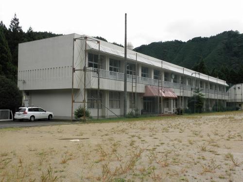 2007年3月に廃校した旧龍神中学校の校舎（写真：田辺市）