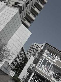 2011年春ごろに建て替え工事が始まる高層棟（写真左手前と中央奥）　（写真：日経アーキテクチュア）