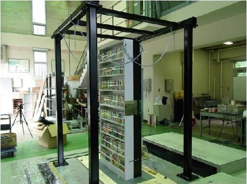明治大学理工学部で11月に実施した本棚の振動実験の様子（写真：消費者庁）