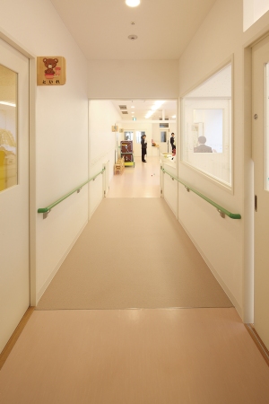 こがも保育園内に設けられたスロープの廊下。東京都の「建築物バリアフリー条例」に従って、勾配が12分の1で幅員1.4mの廊下を設置した（写真：澤田 聖司）
