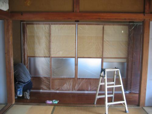 「綾瀬の住宅」（2010年改修）で、空き部屋に使わない家具を入れてラッピングしているときの状況（写真：納谷建築設計事務所）