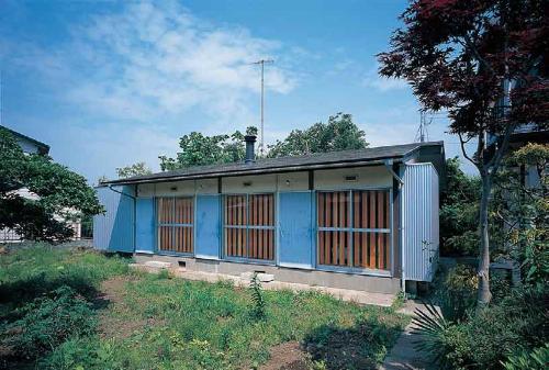 神奈川県茅ヶ崎のs-tube（1999年）。1973年に建てられた軽量鉄骨造プレハブ住宅（ナショナル住宅産業のRN型）の東西外壁と間仕切りの一部を抜いて、スパンドレルの直方体のチューブを差し込んだ。チューブは木造軸組み。外壁仕上げやサッシなど建物の外皮はそのまま利用し、開口部の内側にルーバーや紙窓を取り付けて、新旧部分を対比させた（写真：吉田 誠）